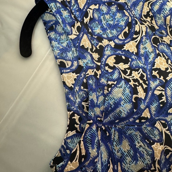 Anne Klein Women’s Floral Blue and Cream Sleeveless w/ tie Top. Poly. Size 0 - Picture 4 of 8